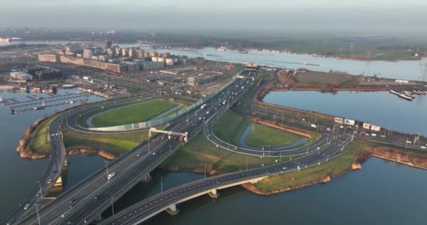 Estrada de infra-estrutura holandesa e cruzamento em Zeeburgereiland em Amsterdã. Estrada A10 ao pôr-do-sol. Área residencial em segundo plano. Vista urbana da cidade. — Vídeo de Stock