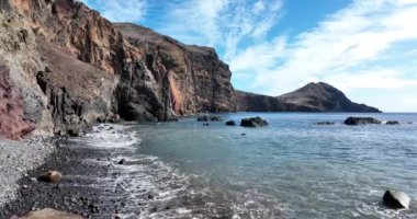 Ponta do Buraco Havacılık Genel Görünümü. Kaya oluşumunun ve Atlantik Okyanusu 'nun destansı dramatik görüntüsü. Avrupa 'da Madeira Adası Portekiz.
