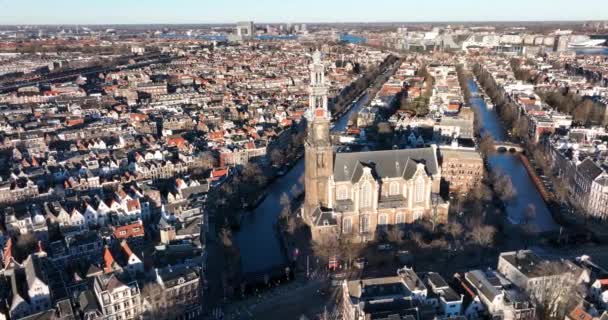 Amsterdam centro de la ciudad vista aérea del avión no tripulado de la zona urbana de Westertoren y Jordaan en el centro de la ciudad de Amsterdam. Por los canales. — Vídeos de Stock