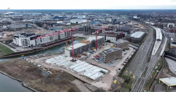 Zutphen現代の住宅街の空中映像が建設され、建設現場。イッセル川とIJselspoorbrug. — ストック動画