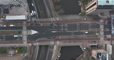 Amsterdam Weesperplein kentsel insansız hava aracı görüntüleri trafik, arabalar, tramvaylar, yayalar, Wibautstraat, Sarphatistraat ve Mauritskade 'den geçen bisikletçiler.