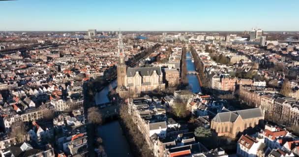 Amsterdam centro de la ciudad vista aérea del avión no tripulado de la zona urbana de Westertoren y Jordaan en el centro de la ciudad de Amsterdam. Por los canales. — Vídeos de Stock