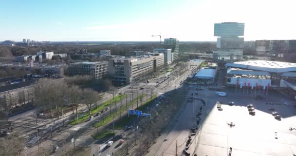 암스테르담, 2021 년 12 월 25 일 네덜란드. RAI 고백 센터와 암스테르담에 위치 한 Zuidas business district 입니다. 유럽. — 비디오