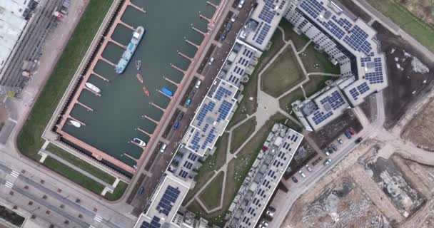 Luchtbeelden van de bouwplaats Zutphen. top down zicht op moderne residentiële bouw en zonnepanelen en kleine haven. — Stockvideo