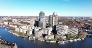 Amsterdam, 25 Aralık 2021, Hollanda 'da. Rembrandt Rembrandt Towe ve Amstel Tower, Philips ve Nationale Nederlanden 'ın Amsteltoren iş şirketi binası.