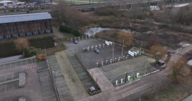 Breukelen, 31 Aralık 2021, Hollanda. Teslag elektrikli aracı, A2 otoyolu boyunca EV şarj istasyonu..