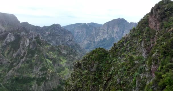 この美しい自然景観のヘリコプタービューを持つ雲の空中ドローン映像でマデイラ山脈壮大な高い崖. — ストック動画