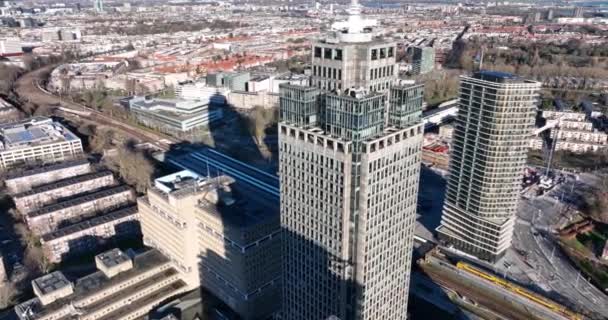 Ámsterdam, 25 de diciembre de 2021, Países Bajos. Rembrandttoren Rembrandt Towe and Amstel tower, Amsteltoren business company building of Philips and Nationale Nederlanden — Vídeos de Stock