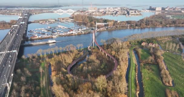 Vue aérienne de la passerelle cyclable et piétonne Nesciobrug à Amsterdam Oost près d'Ijburg et DIemen aux Pays-Bas, Holand, Europe. — Video