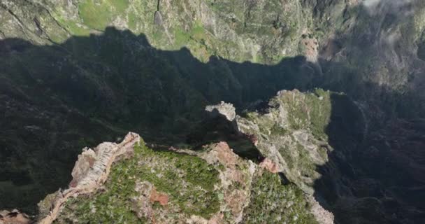 Indah Madeira pulau epik pegunungan dan tebing alam menggantung awan rendah. Pico do arieiro panorama hiking route aerial drone overview. — Stok Video