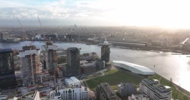 Amsterdam, 1 Ocak 2022, Hollanda. Amsterdam şehir merkezindeki Lj boyunca Buiksloterweg 'deki modern gayrimenkul apartmanlarının inşaat sahasında..