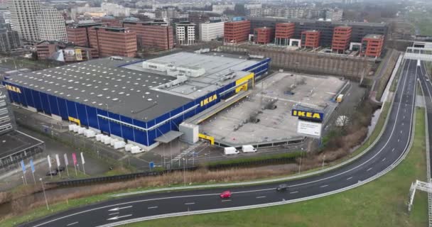 Ámsterdam, 1 de enero de 2022, Países Bajos. Aérea de un edificio de fachada de los grandes almacenes Ikea en Ámsterdam a lo largo de la autopista. Cerrado por el bloqueo de Covid19. — Vídeo de stock