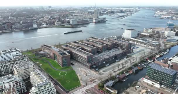 アムステルダム、 2022年1月1日、オランダ。アムステルダム市内中心部に航空機のドローンビューを構築するロイヤルオランダシェルオフィスビル。伊治川. — ストック動画