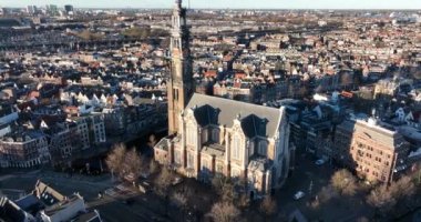 Amsterdam şehir merkezi Westertoren 'in ve şehir merkezindeki Ürdün kentsel alanının hava aracı görüntüsü. Kanallar boyunca.
