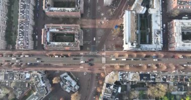 Stadsdeel Amsterdam Oost 'taki Indische Buurt' un hava görüntüleri. Kış günü perakende mülkü ve daireleri olan kentsel yerleşim bölgesi. Trafik kavşağı yukarıdan aşağıya