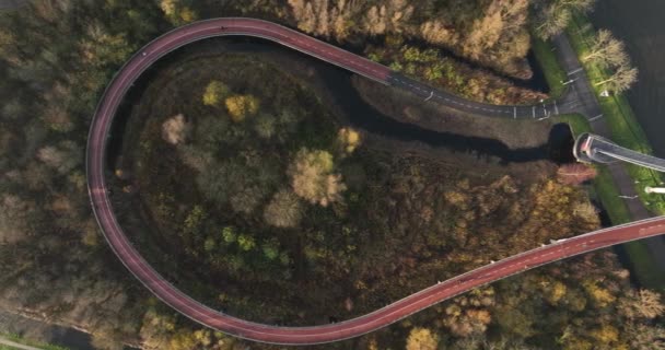 Vista aérea de la bicicleta y puente peatonal Nesciobrug en Amsterdam Oost cerca de Ijburg y DIemen en los Países Bajos, Holand, Europa. — Vídeos de Stock