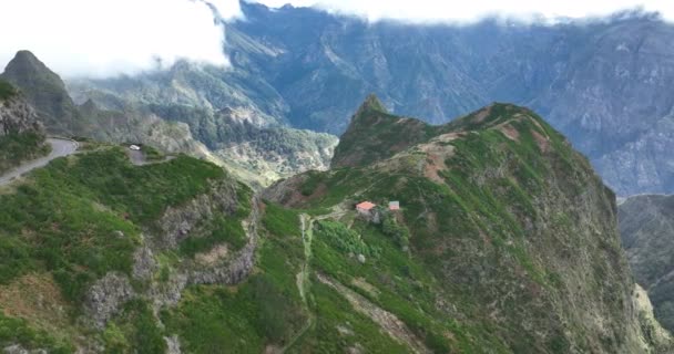 Madeira sziget, hegyi út a felhők között sziklákkal és gyönyörű természettel körülvéve egy napos ködös napon Portugáliában. — Stock videók