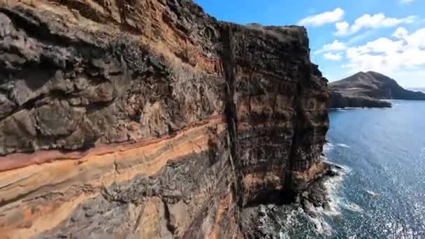 FPV závodní drone Mountain surfing, a útesy potápění podél skal. Epická horská krajina a oceán na ostrově Madeira v Portugalsku. Krásná příroda. — Stock video
