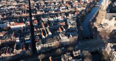 Hollanda 'daki şehir merkezinin batı yakasındaki Ürdün tarihi şehir kanalı evlerinin insansız hava aracı görüntüsü. Hollanda.