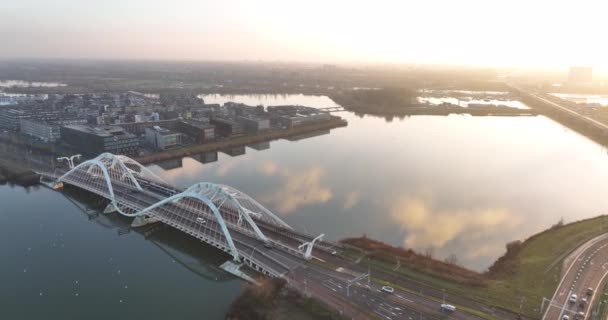 アムステルダム、オランダのインフラストラクチャ内のIjburg橋の空中ビュー。オランダ近代的な水に沿って住宅地を構築します。. — ストック動画