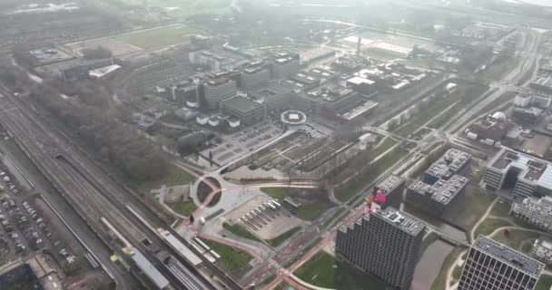 Άμστερνταμ, 1η Ιανουαρίου 2022, Κάτω Χώρες. Άμστερνταμ Universitair Medische Centra UMC νοσοκομείο εγκατάσταση εναέρια drone επισκόπηση. — Αρχείο Βίντεο