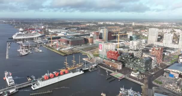 Amsterdam, 2 januari 2022, Nederland. NDSM Werf moderne residentiële flatgebouwen bouwplaats in trendy historische industrieterrein. — Stockvideo