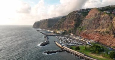 Madeira Portekiz sahil şeridi güzel güneşli ada Atlantik Okyanusu 'nun insansız hava aracı manzarası. Hava aracı görüntüsü. Calheta dramatik uçurum ve dağ manzarası.