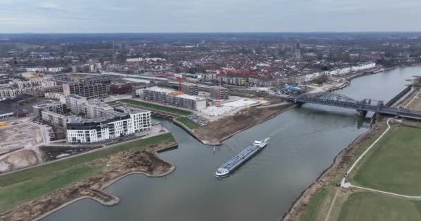Zutphen现代化住宅公寓的空中摄像正在建造中，建筑工地。Ijsel河和IJsselspoorbrug河. — 图库视频影像