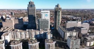 Amsterdam, 25 Aralık 2021, Hollanda 'da. Rembrandt Rembrandt Towe ve Amstel Tower, Philips ve Nationale Nederlanden 'ın Amsteltoren iş şirketi binası.