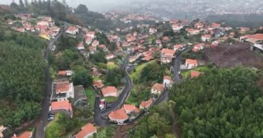 Madeira Adası 'ndaki Funchal' ın başkenti, güneşli bir günde Portekiz 'in güzel panorma manzarası tepeler ve dağlar üzerinde..