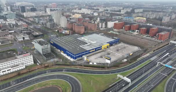 Ámsterdam, 1 de enero de 2022, Países Bajos. Aérea de un edificio de fachada de los grandes almacenes Ikea en Ámsterdam a lo largo de la autopista. Cerrado por el bloqueo de Covid19. — Vídeos de Stock