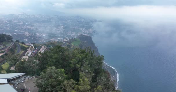 Górskie anteny i klify krajobraz z lotu ptaka Madera Cabo Girao panoramiczny punkt widzenia i atlantycki ocean oiverview. Portugalia. — Wideo stockowe