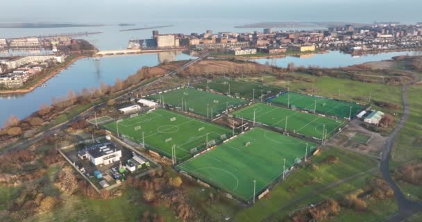 Campos de futebol e hóquei em campo, clube de atividade esportiva em Amsterdã, perto de Ijburg e Diemen, na Holanda. Estilo de vida ativo clube de esportes — Vídeo de Stock