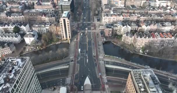 Amsterdam Weesperplein urban aerial drone footage of traffic, cars, trams, pedestrians, cyclist going through the Wibautstraat, Sarphatistraat and the Mauritskade on a winter day. — 图库视频影像