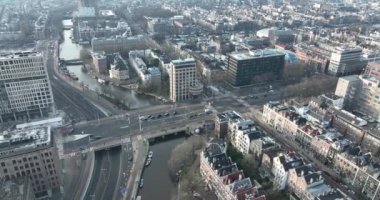 Amsterdam Weesperplein kentsel insansız hava aracı görüntüleri trafik, arabalar, tramvaylar, yayalar, Wibautstraat, Sarphatistraat ve Mauritskade 'den geçen bisikletçiler.