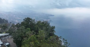 Madeira Cabo Girao 'nun panoramik manzarası ve Atlantik Okyanusu Oiverview manzarası dağ havacıkları ve uçurumlar. Portekiz.
