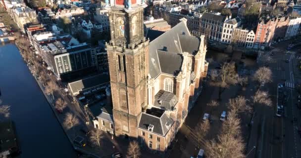 Amsterdam centro de la ciudad vista aérea del avión no tripulado de la zona urbana de Westerkerk y Jordaan en el centro de la ciudad de Amsterdam. Por los canales. — Vídeos de Stock