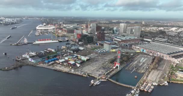 Амстердам, 2 января 2022 года, Нидерланды. NDSM Werf строит современные жилые дома на исторической промышленной площадке. — стоковое видео