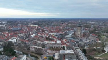 Hollanda 'daki Zutphen' in kentsel havacılık manzarası. Eski şehir merkezi ve Sint Walburgiskerk. Şehir silüeti.