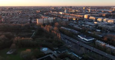 Stadsdeel Amsterdam Oost 'taki Indische Buurt' un hava görüntüleri. Kış günü perakende mülkü ve daireleri olan kentsel yerleşim yerleri.
