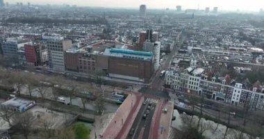Amsterdam, 22 Aralık 2021, Hollanda 'da. Heineken, Amsterdam şehir merkezinde bir bira imalat şirketinin müzesini ziyaret etti. Turistik cazibe