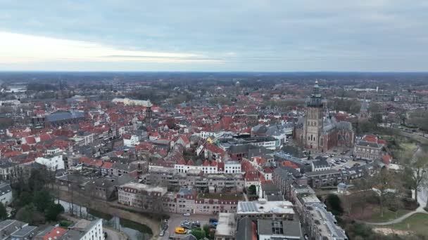 Vista aérea urbana de Zutphen en los Países Bajos. Centro histórico de la ciudad y el Sint Walburgiskerk. Ciudad skyline. — Vídeos de Stock