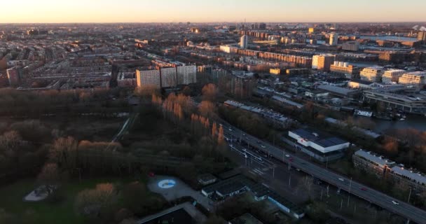 Images aériennes de l'Indische Buurt à Stadsdeel Amsterdam Oost. Zone résidentielle urbaine avec des propriétés et des appartements de vente au détail un jour d'hiver. — Video