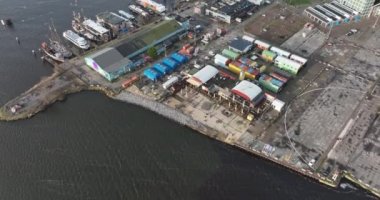 Amsterdam, 2 Ocak 2022, Hollanda. NDSM Werf modern apartman binaları tarihi sanayi bölgesinde inşaat alanı.