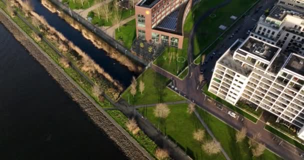 Amsterdam, 1 Ocak 2022, Hollanda. Hollanda Kraliyet Deniz Kabuğu ofisi Amsterdam şehir merkezinde hava aracı görüntüsü oluşturuyor. Lj Nehri. — Stok video