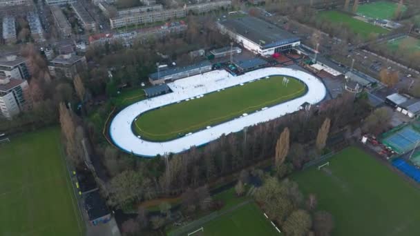 Amsterdão, 9 de janeiro de 2022, Países Baixos. Jaap Eden pista de patinação no gelo hiperlapso aéreo. Atividades esportivas de lazer ao ar livre instalação de patinação no gelo. — Vídeo de Stock