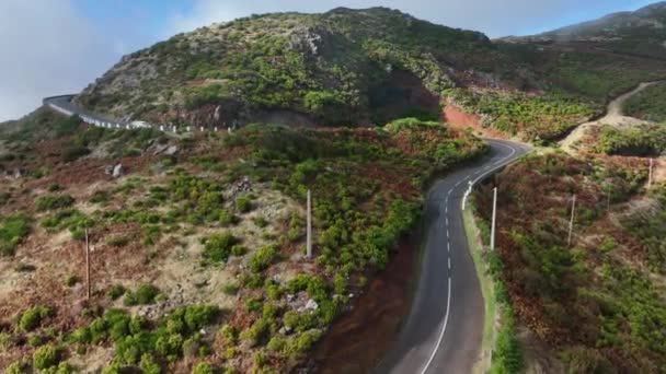 Montagnes de Madère hautes falaises épiques dans les nuages images aériennes de drone avec une vue en hélicoptère de ce magnifique paysage naturel. — Video