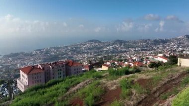 Madeira Adası 'ndaki Funchal' ın başkenti, güneşli bir günde Portekiz 'in güzel panorma manzarası tepeler ve dağlar üzerinde..