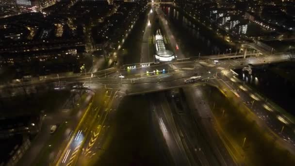 Hyperlapse malam udara dari persimpangan infrastruktur lalu lintas, mobil, jalan, kereta api, metro, kendaraan, pejalan kaki, pengendara sepeda di Amsterdam. Belanda — Stok Video