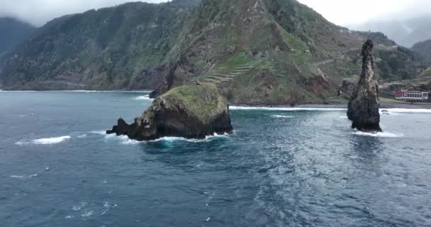 Cliffs aerials and mountain aerials. Cliffs in the ocean with the atlantic ocean beating on the rocks. beautiful nature and island Madeira Portugal. — Stock Video